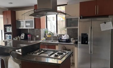 VENTA DE HERMOSA CASA BIFAMILIAR CON PISCINA Y VISTA AL LAGO EN SAMBORONDON