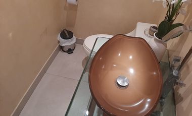 VENTA DE HERMOSA CASA BIFAMILIAR CON PISCINA Y VISTA AL LAGO EN SAMBORONDON