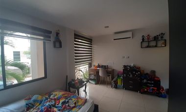 VENTA DE HERMOSA CASA BIFAMILIAR CON PISCINA Y VISTA AL LAGO EN SAMBORONDON