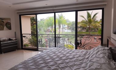 VENTA DE HERMOSA CASA BIFAMILIAR CON PISCINA Y VISTA AL LAGO EN SAMBORONDON