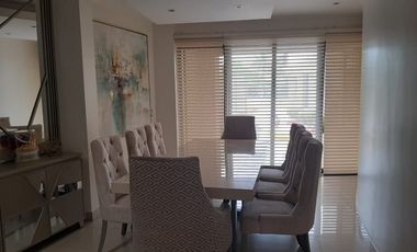 VENTA DE HERMOSA CASA BIFAMILIAR CON PISCINA Y VISTA AL LAGO EN SAMBORONDON