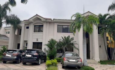 VENTA DE HERMOSA CASA BIFAMILIAR CON PISCINA Y VISTA AL LAGO EN SAMBORONDON