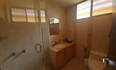 VENTA DE HERMOSA CASA BIFAMILIAR CON PISCINA Y VISTA AL LAGO EN SAMBORONDON