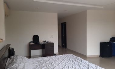 VENTA DE HERMOSA CASA BIFAMILIAR CON PISCINA Y VISTA AL LAGO EN SAMBORONDON