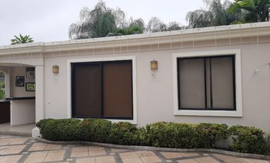 VENTA DE HERMOSA CASA BIFAMILIAR CON PISCINA Y VISTA AL LAGO EN SAMBORONDON