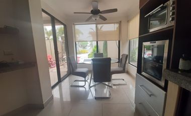 VENTA DE HERMOSA CASA BIFAMILIAR CON PISCINA Y VISTA AL LAGO EN SAMBORONDON