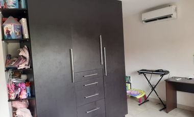 VENTA DE HERMOSA CASA BIFAMILIAR CON PISCINA Y VISTA AL LAGO EN SAMBORONDON