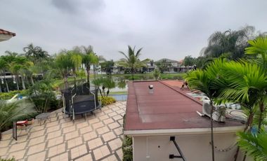 VENTA DE HERMOSA CASA BIFAMILIAR CON PISCINA Y VISTA AL LAGO EN SAMBORONDON
