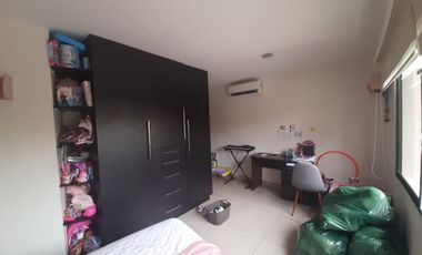VENTA DE HERMOSA CASA BIFAMILIAR CON PISCINA Y VISTA AL LAGO EN SAMBORONDON