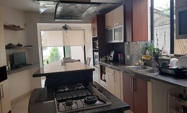VENTA DE HERMOSA CASA BIFAMILIAR CON PISCINA Y VISTA AL LAGO EN SAMBORONDON