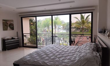 VENTA DE HERMOSA CASA BIFAMILIAR CON PISCINA Y VISTA AL LAGO EN SAMBORONDON