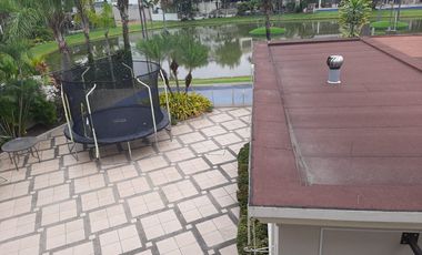 VENTA DE HERMOSA CASA BIFAMILIAR CON PISCINA Y VISTA AL LAGO EN SAMBORONDON