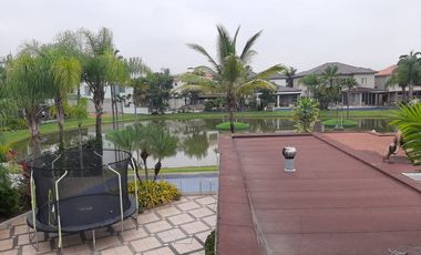 VENTA DE HERMOSA CASA BIFAMILIAR CON PISCINA Y VISTA AL LAGO EN SAMBORONDON