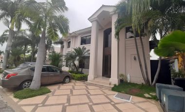 VENTA DE HERMOSA CASA BIFAMILIAR CON PISCINA Y VISTA AL LAGO EN SAMBORONDON