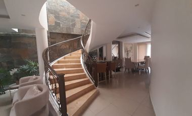 VENTA DE HERMOSA CASA BIFAMILIAR CON PISCINA Y VISTA AL LAGO EN SAMBORONDON