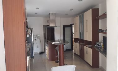 VENTA DE HERMOSA CASA BIFAMILIAR CON PISCINA Y VISTA AL LAGO EN SAMBORONDON