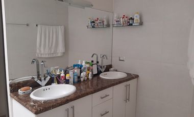 VENTA DE HERMOSA CASA BIFAMILIAR CON PISCINA Y VISTA AL LAGO EN SAMBORONDON