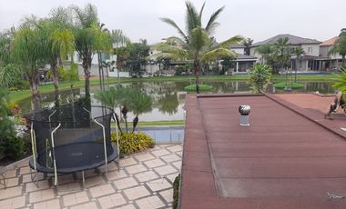 VENTA DE HERMOSA CASA BIFAMILIAR CON PISCINA Y VISTA AL LAGO EN SAMBORONDON