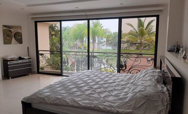 VENTA DE HERMOSA CASA BIFAMILIAR CON PISCINA Y VISTA AL LAGO EN SAMBORONDON