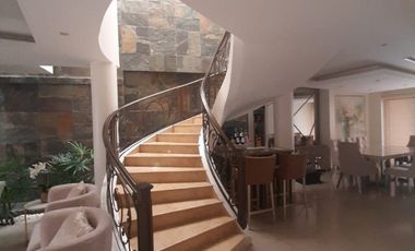 VENTA DE HERMOSA CASA BIFAMILIAR CON PISCINA Y VISTA AL LAGO EN SAMBORONDON