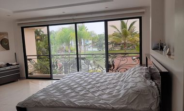 VENTA DE HERMOSA CASA BIFAMILIAR CON PISCINA Y VISTA AL LAGO EN SAMBORONDON