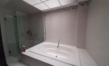 VENTA DE HERMOSA CASA BIFAMILIAR CON PISCINA Y VISTA AL LAGO EN SAMBORONDON