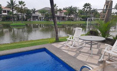 VENTA DE HERMOSA CASA BIFAMILIAR CON PISCINA Y VISTA AL LAGO EN SAMBORONDON