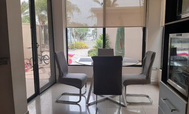VENTA DE HERMOSA CASA BIFAMILIAR CON PISCINA Y VISTA AL LAGO EN SAMBORONDON
