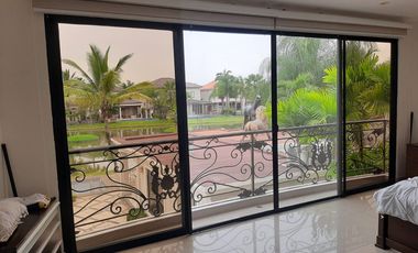 VENTA DE HERMOSA CASA BIFAMILIAR CON PISCINA Y VISTA AL LAGO EN SAMBORONDON