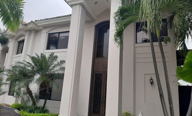 VENTA DE HERMOSA CASA BIFAMILIAR CON PISCINA Y VISTA AL LAGO EN SAMBORONDON