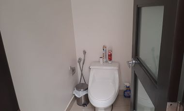 VENTA DE HERMOSA CASA BIFAMILIAR CON PISCINA Y VISTA AL LAGO EN SAMBORONDON