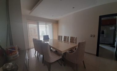 VENTA DE HERMOSA CASA BIFAMILIAR CON PISCINA Y VISTA AL LAGO EN SAMBORONDON