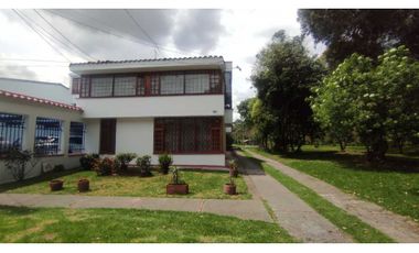 Vendo Hermosa casa frente a parque en San Nicolás Bogotá