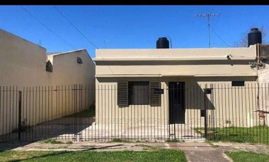 Casa en venta - 2 dormitorios 1 baño - 220mts2 - Ensenada