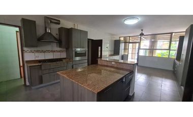 Se alquila casa comercial en San Francisco de 1000 mts $6500