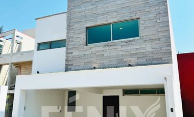 Casa en venta con arquitectura introspectiva en Fracc. privado de Coatepec