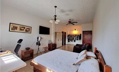 VENDO CASA CON PISCINA Y 9750M2 CON ARBOLES