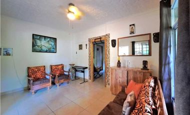 VENDO CASA CON PISCINA Y 9750M2 CON ARBOLES