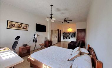 VENDO CASA CON PISCINA Y 9750M2 CON ARBOLES
