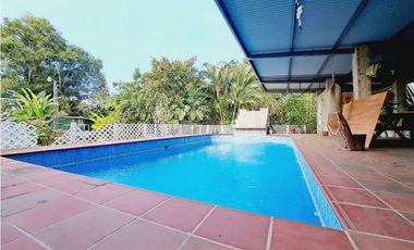 VENDO CASA CON PISCINA Y 9750M2 CON ARBOLES