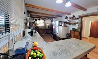VENDO CASA CON PISCINA Y 9750M2 CON ARBOLES