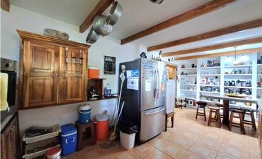 VENDO CASA CON PISCINA Y 9750M2 CON ARBOLES