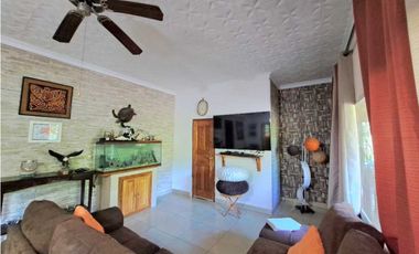VENDO CASA CON PISCINA Y 9750M2 CON ARBOLES