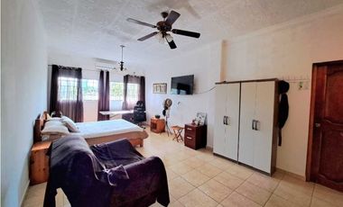 VENDO CASA CON PISCINA Y 9750M2 CON ARBOLES
