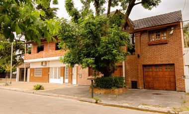 Casa venta 4 dormitorios  4 baños 3 cocheras 600mts2 totales - Ringuelet