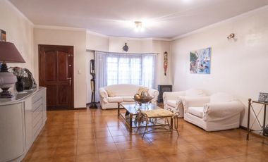 Casa de 4 ambientes con cochera y dependencia de servicio en venta en Olivos