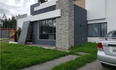 Casa en venta con diseño minimalista en cuenca vía el valle
