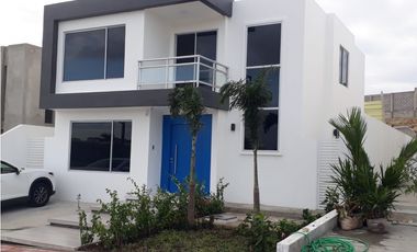 Venta de casa 4 habitaciones Urb. Costa vía a San Mateo sector sur.