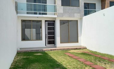 Casa en Venta Cuautla Morelos, a Una Cuadra de U. Deportiva, Amplio Jardin