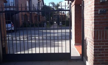Impecable Triplex En Barrio Cerrado